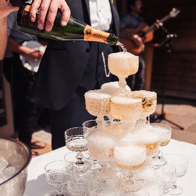 Wedding News: Surprise guests with a champagne tower!